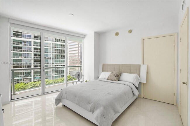 Building Photo - 475 Brickell Ave