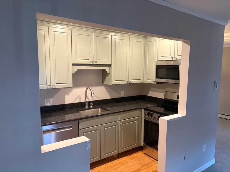 Kitchen - 175 Pine St