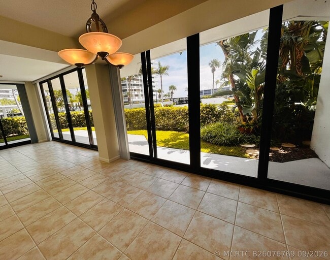 Building Photo - 108 Lakeshore Dr