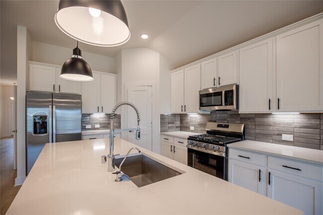 Building Photo - 8622 Sun Coral Dr