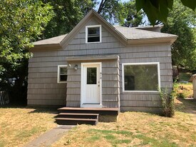 Building Photo - 610 NE Gray Ln