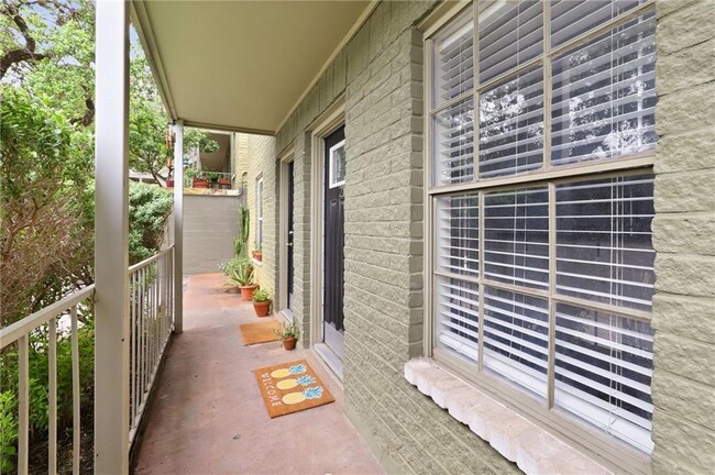Building Photo - 2302 East Side Dr