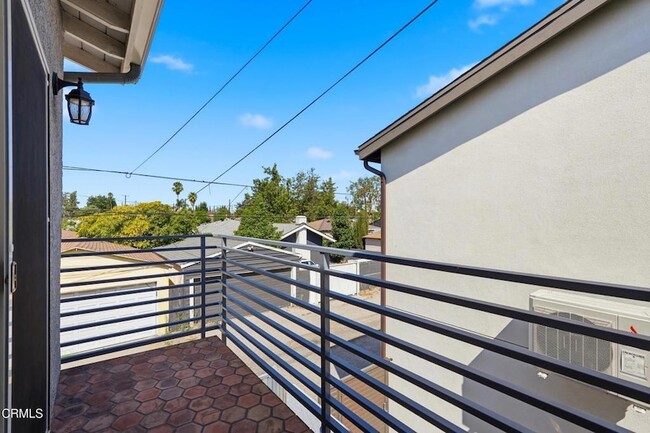 Building Photo - 6721 1/2 Vineland Avenue Unit