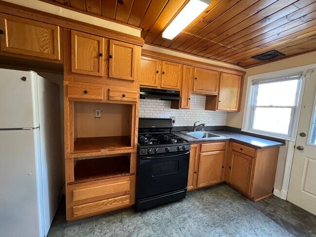 Building Photo - 3 BDRM 1.5 BTH in Baltimore City Sinclair Ln