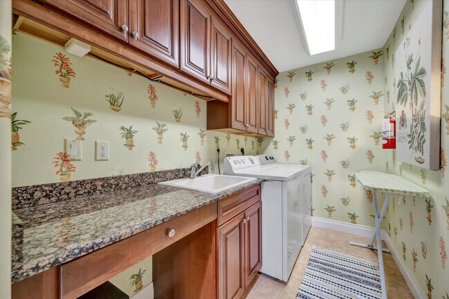 Building Photo - 6406 Gulf Dr