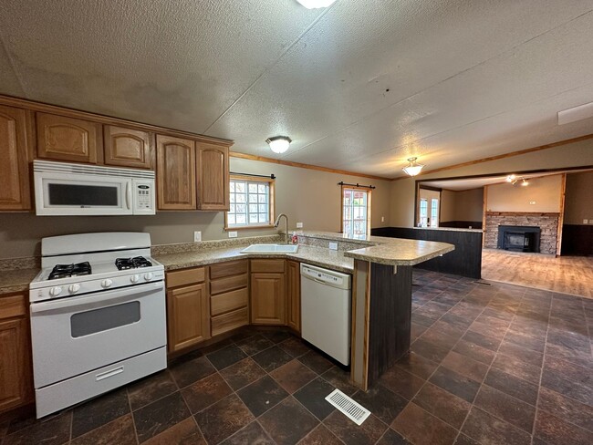 Building Photo - 3 Bedroom 2 Bathroom Double-Wide for Rent ...