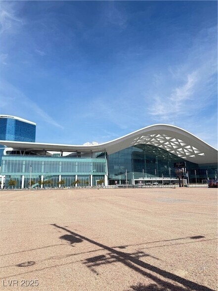 Building Photo - 350 E Desert Inn Rd