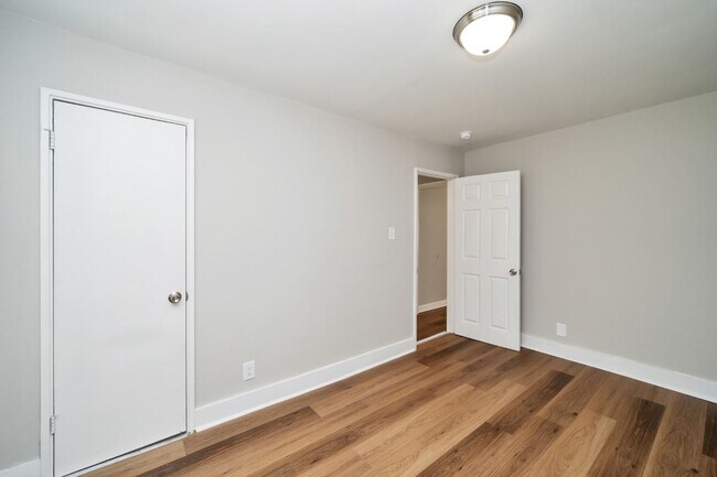 Building Photo - Super Cute & Spotless Corner Lot Home in Bessemer