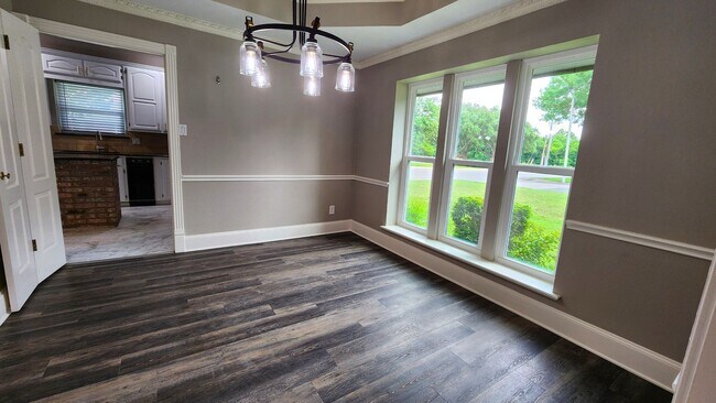 Building Photo - Remodeled with Luxurious Finishes!
