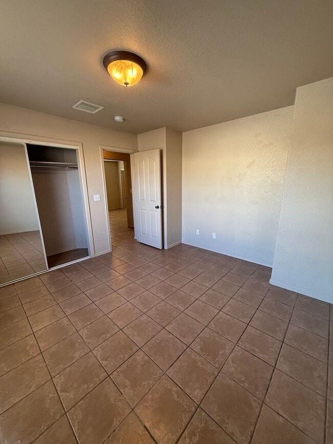 Building Photo - 4 Bedroom, 2 Bathroom House Available Now!