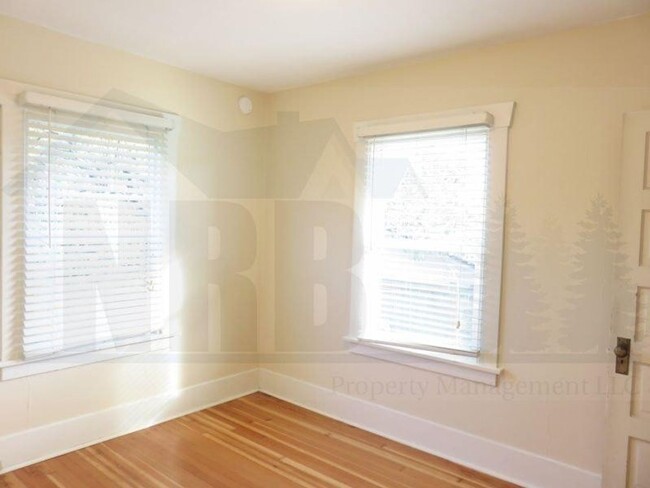 Building Photo - Stunning 2 bd 1 ba House with a basement a...