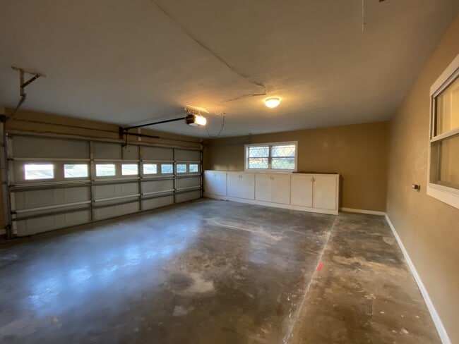 Building Photo - 2 Knightsbridge Pl