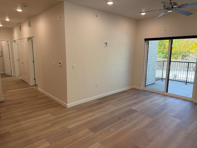 Building Photo - 983 W State St