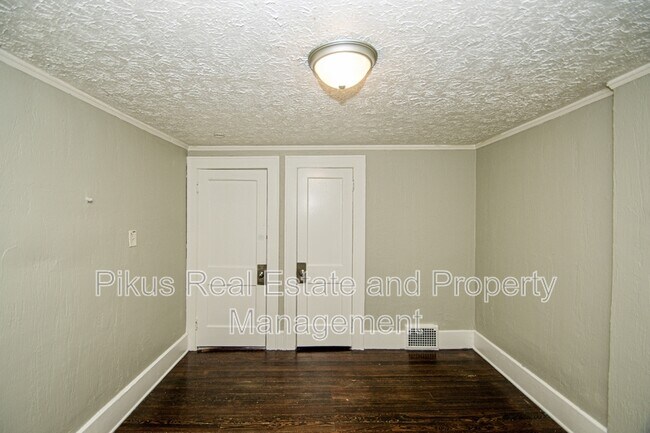 Building Photo - 487 Crouse St