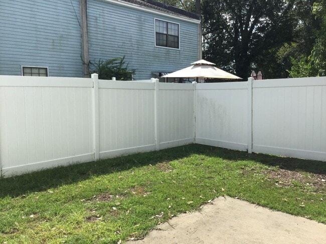 Building Photo - 2 Bedroom 2 Bath Townhouse