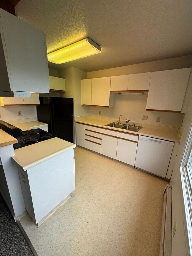 Building Photo - 2 BD, 1 BA Apartment Nestled Back on a Culd-de-Sac