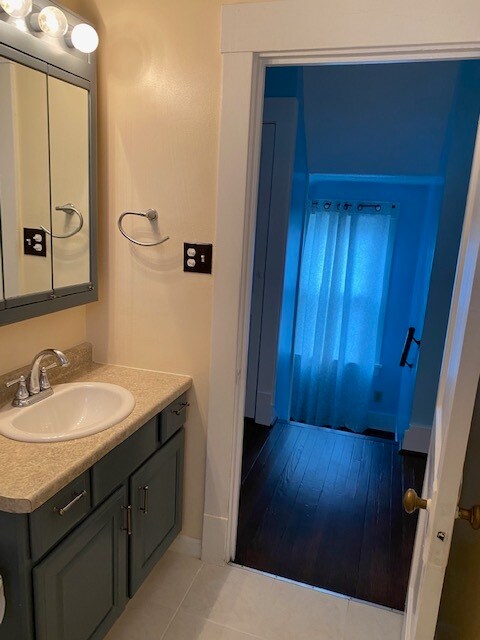Bath entry - 475 Park St