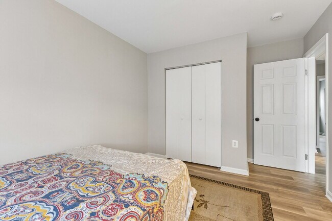 Building Photo - Beautifully remodeled two-level townhouse located in the desirable Irongate Community,