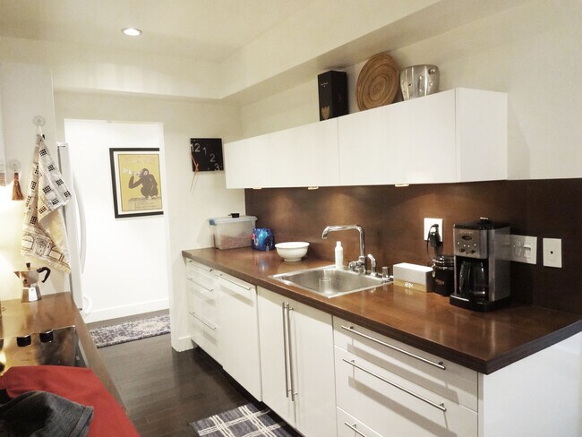 Kitchen - 1010 Palm Ave