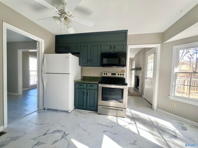 Building Photo - 704 Captiva Ct SE