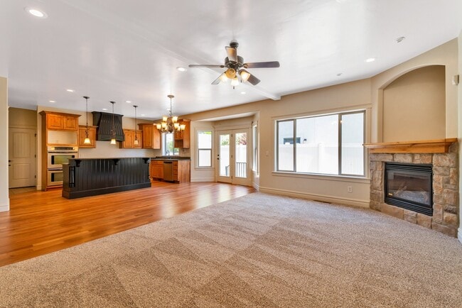 Building Photo - Beautiful home nestled in Pleasant Grove
