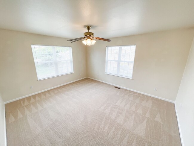 Building Photo - Spacious open floor plan in North Hills