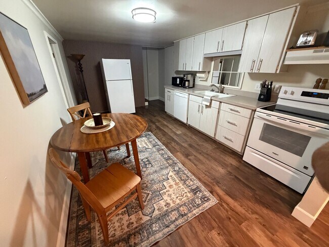 Building Photo - Newly remodeled and furnished 1 bedroom