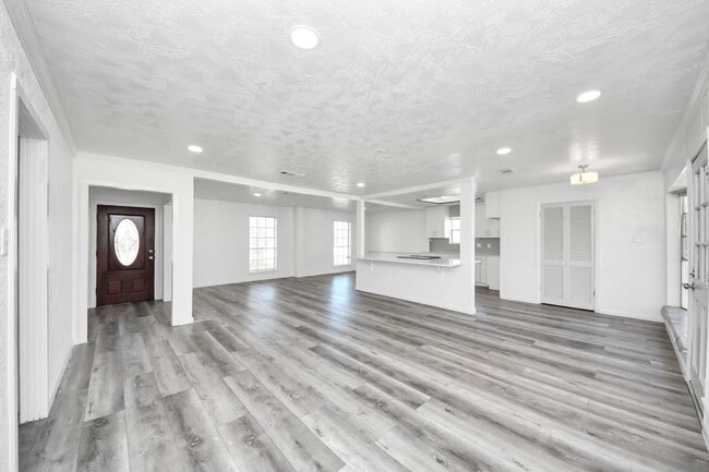 Building Photo - 8011 La Roche Ln