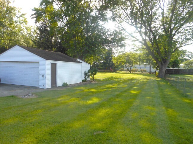 Building Photo - 2111 Maplehurst Ave