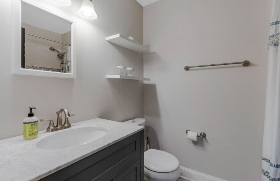 Building Photo - 944 Victor St