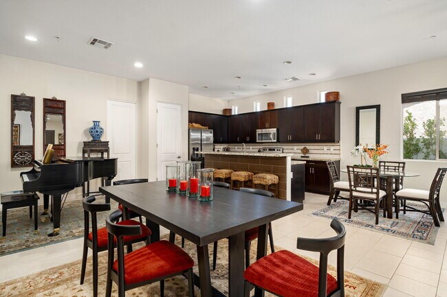 Building Photo - 53385 Avenida Mendoza