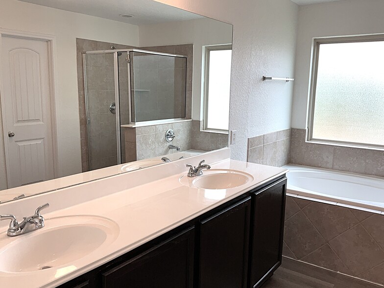 Building Photo - 736 Community Dr