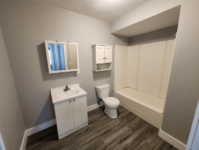 Building Photo - 2 Bedroom 2Bathroom House