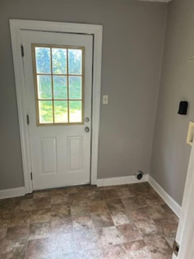 Building Photo - 3 Bedroom, 2 Bathroom Home