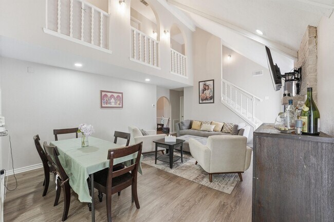 Building Photo - 2051 Shadow Rock Dr