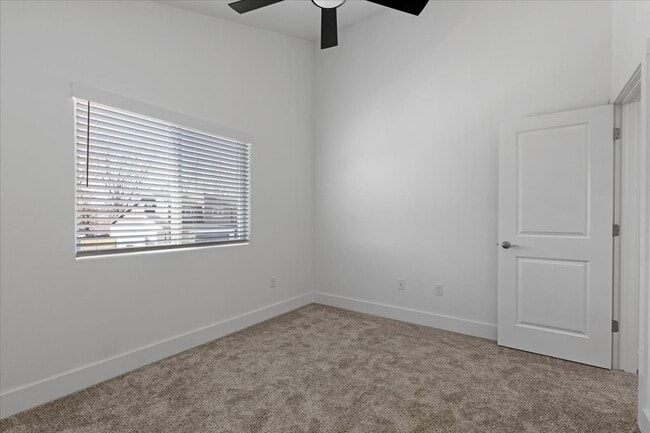 Building Photo - 717 Sun Meadow Dr