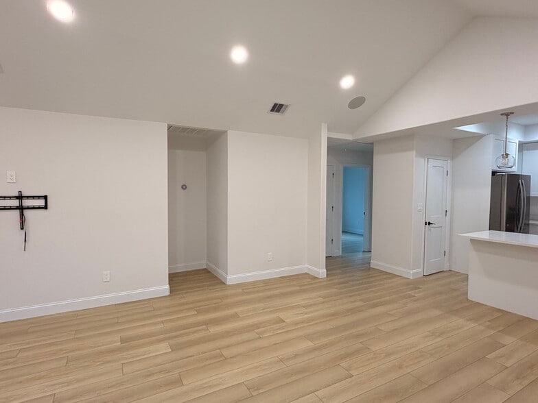 Dining Room with Nest - 604 E 42nd St