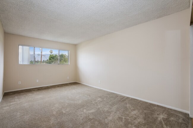Building Photo - 220 E Live Oak St