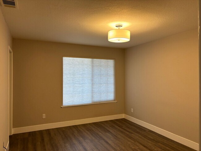 Building Photo - Rare 3 bedroom, 2 bathroom unit in the desirable Lincoln Village West neighborhood! Nearly 1350 s...