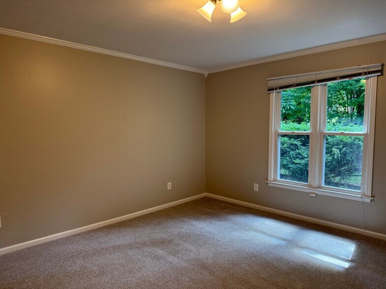 Large master bedroom - 226 Hillsboro Pl