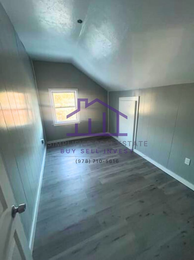 Building Photo - 418 River St