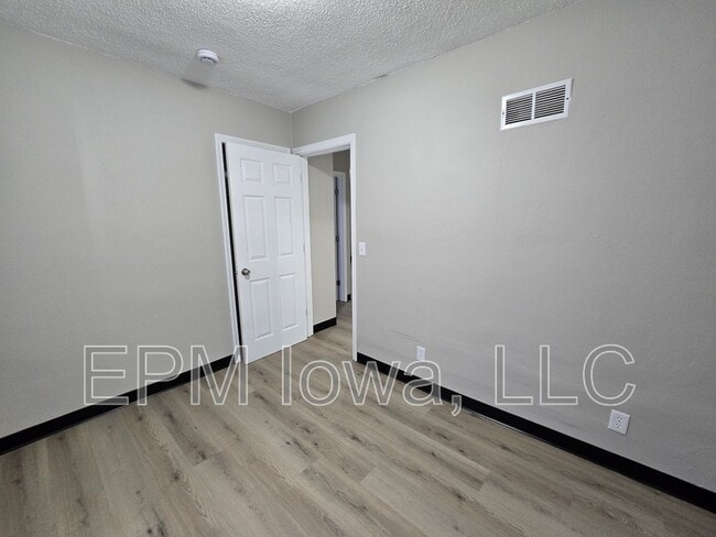 Building Photo - 1125 N Barclay St