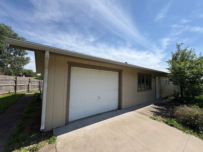 Building Photo - Charming 3-bedroom Home in Wamego close to West Elementary School