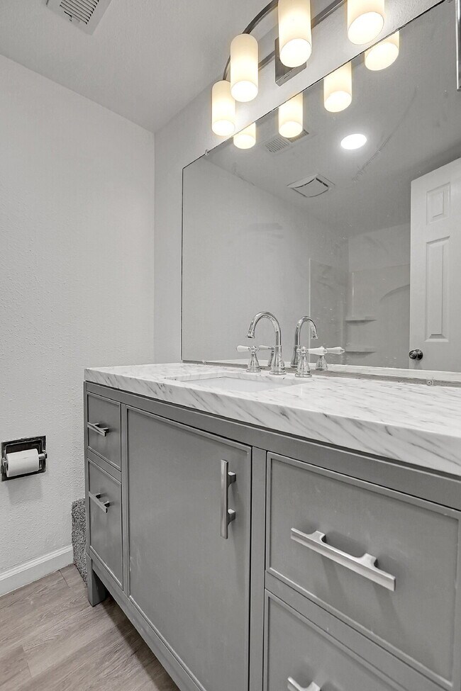 Building Photo - $1,195.95, 1-bed, 1-bath floor-level condo located in Aurora.