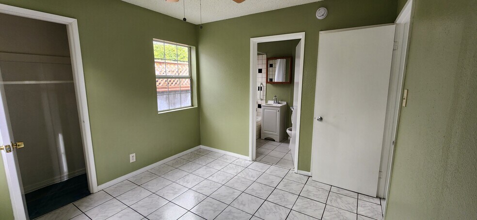 Bedroom - 5829 1/2 Cimarron St
