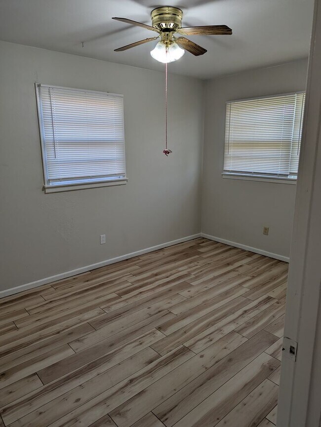 Building Photo - 2322 62