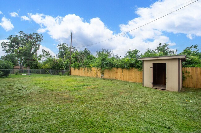 Building Photo - 5429 De Lange Ln