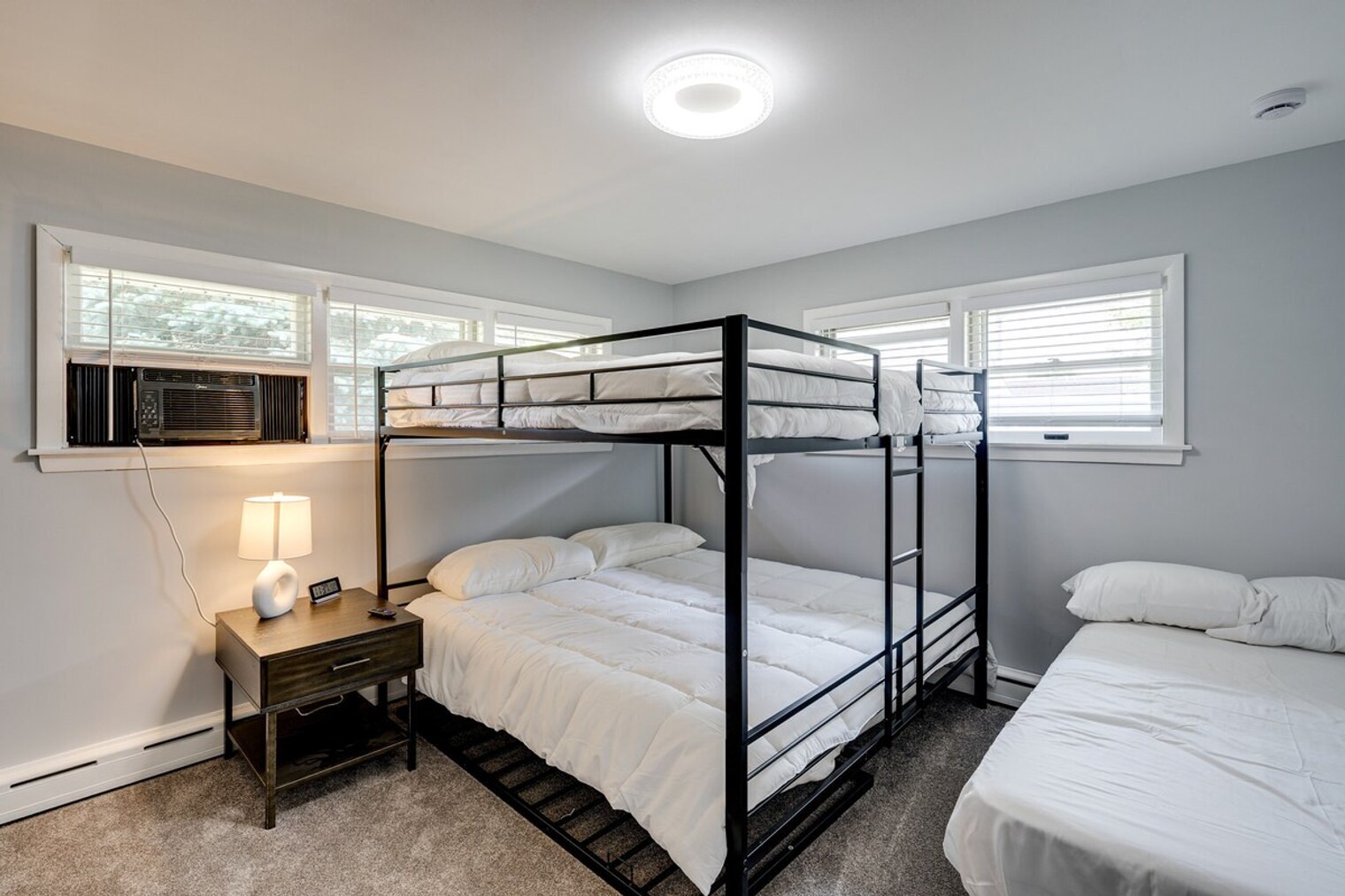 Building Photo - 811 N River Rd