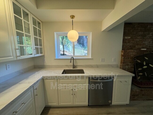 Building Photo - 2054 Madrone Ave