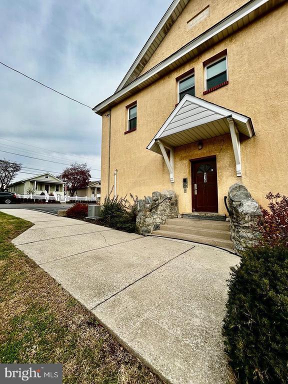 Building Photo - 615 Summit St